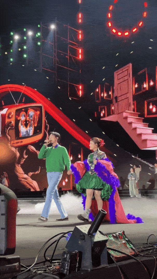 HOT: Đen chủ động nắm tay Hoàng Thuỳ Linh, trao nhau ánh mắt tình bể bình như muốn biến sân khấu thành lễ đường luôn rồi!- Ảnh 3. HOT: Đen chủ động nắm tay Hoàng Thuỳ Linh, trao nhau ánh mắt tình bể bình như muốn biến sân khấu thành lễ đường luôn rồi!- Ảnh 3.