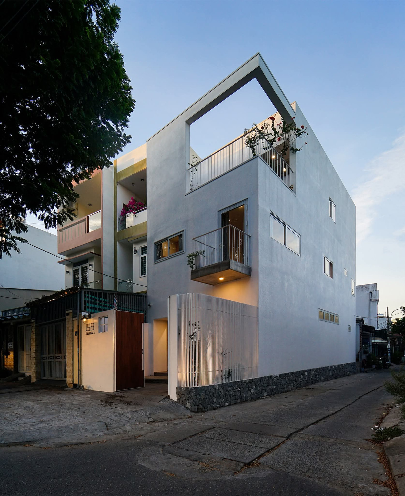 Nhà phố 2,5 tầng tràn ngập ánh sáng tự nhiên- Ảnh 1.