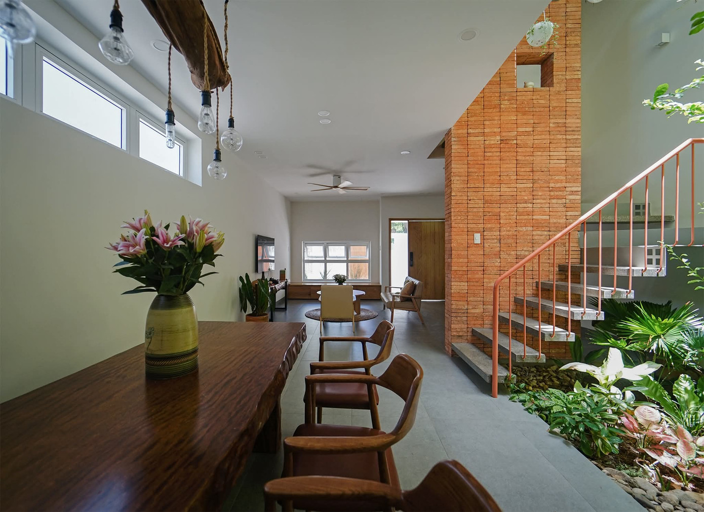 Nhà phố 2,5 tầng tràn ngập ánh sáng tự nhiên- Ảnh 5.