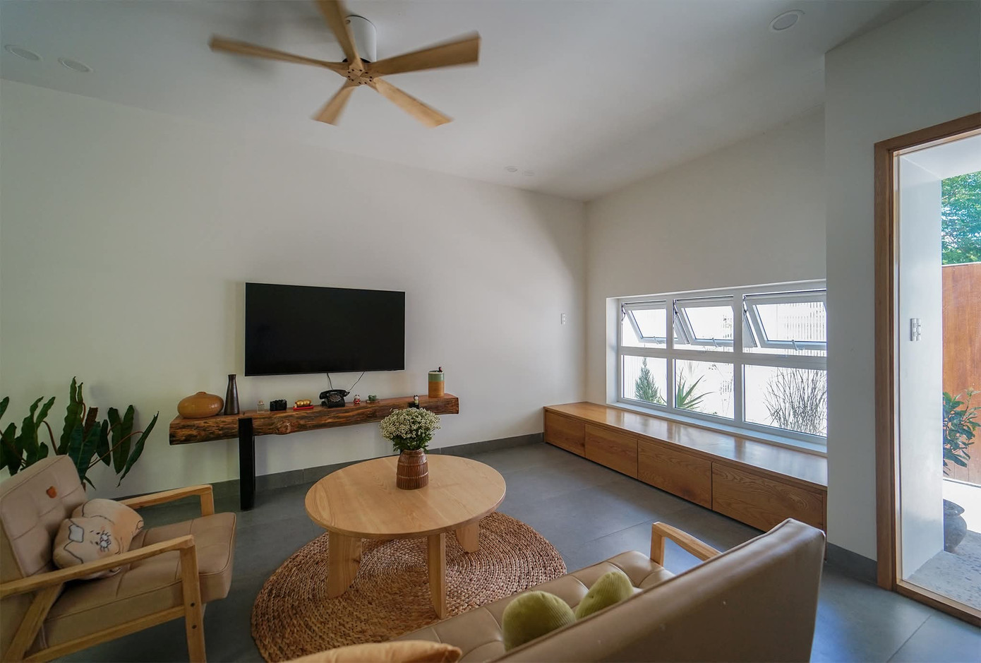 Nhà phố 2,5 tầng tràn ngập ánh sáng tự nhiên- Ảnh 4.