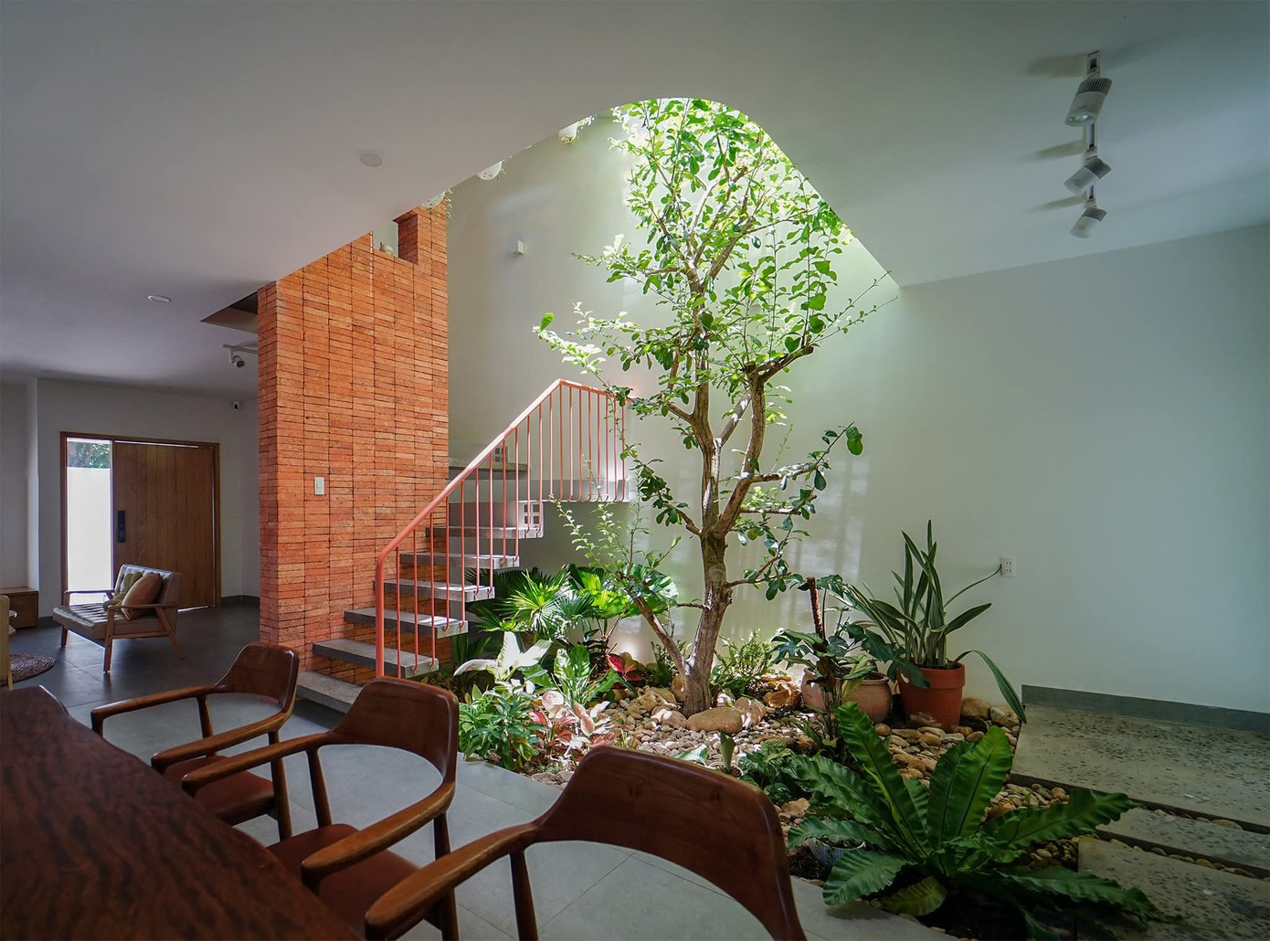 Nhà phố 2,5 tầng tràn ngập ánh sáng tự nhiên- Ảnh 7.