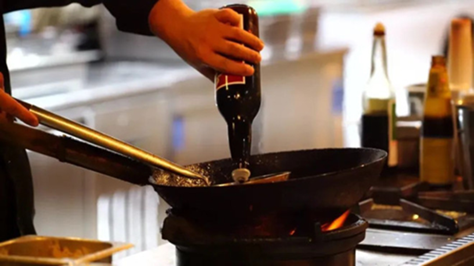 Khuyên chân thành: 3 loại lọ đựng gia vị đang bị đặt SAI CHỖ, càng dùng "độc chất" càng tích tụ trong cơ thể- Ảnh 1.