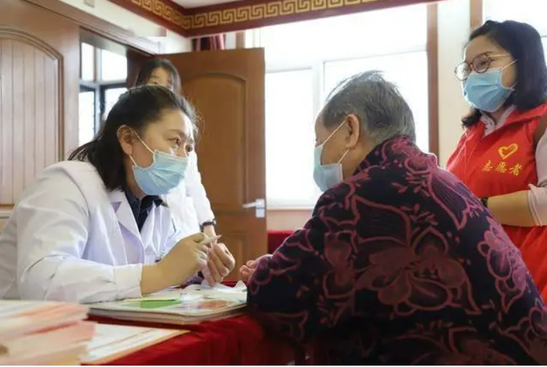 Cụ bà 97 tuổi ở một mình nói thẳng: Sau 70 tuổi, bài tập tốt nhất để kéo dài tuổi thọ không phải đi bộ mà là 6 động tác này- Ảnh 1.