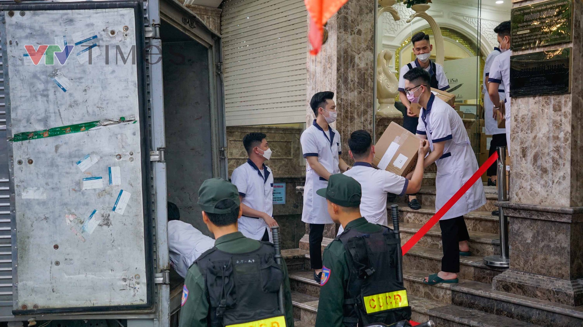 Công an làm việc suốt 8 tiếng ở Thẩm mỹ viện Mailisa Hà Nội, hàng chục thùng carton được chuyển ra- Ảnh 2.