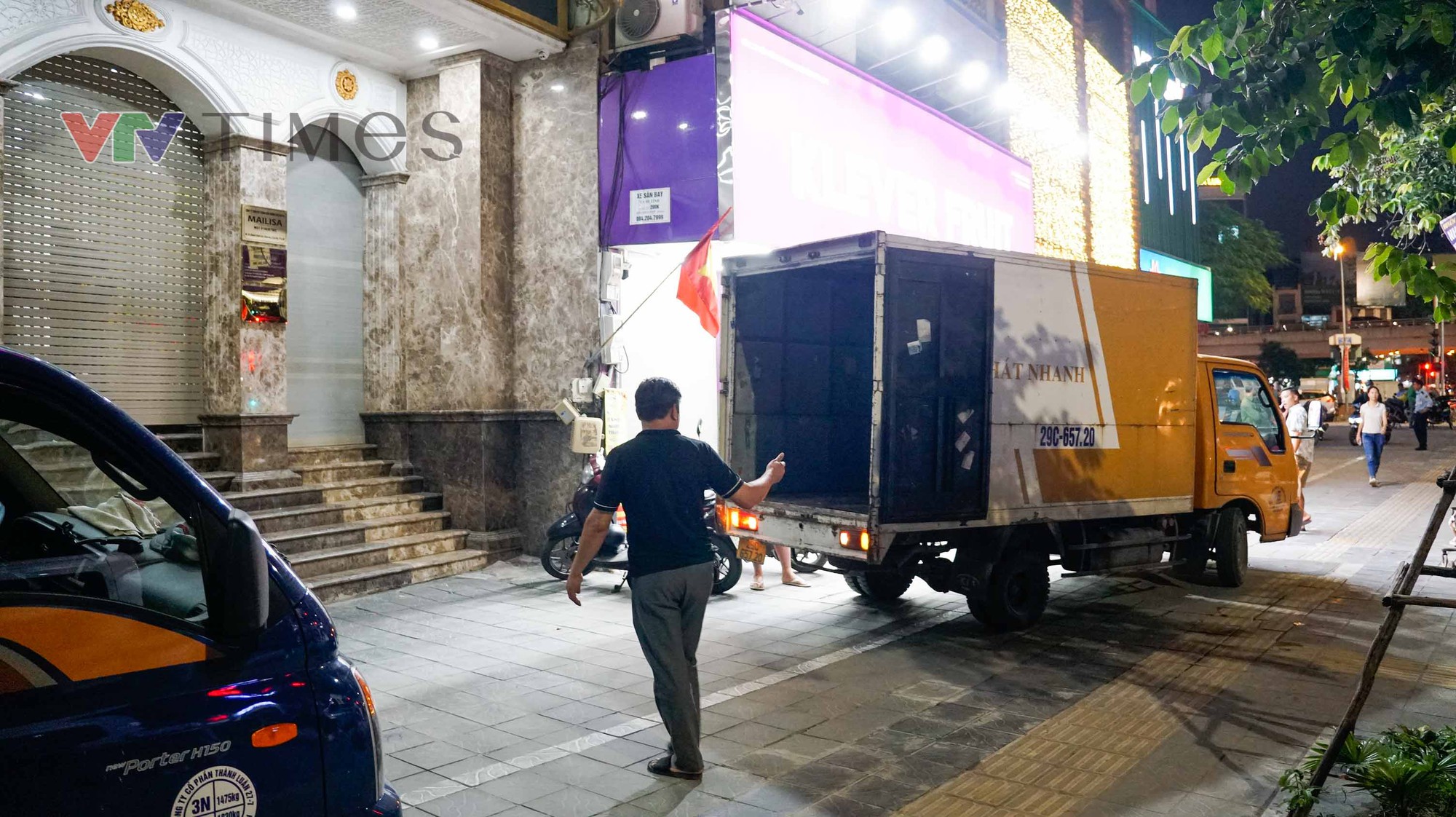 Công an làm việc suốt 8 tiếng ở Thẩm mỹ viện Mailisa Hà Nội, hàng chục thùng carton được chuyển ra- Ảnh 4.