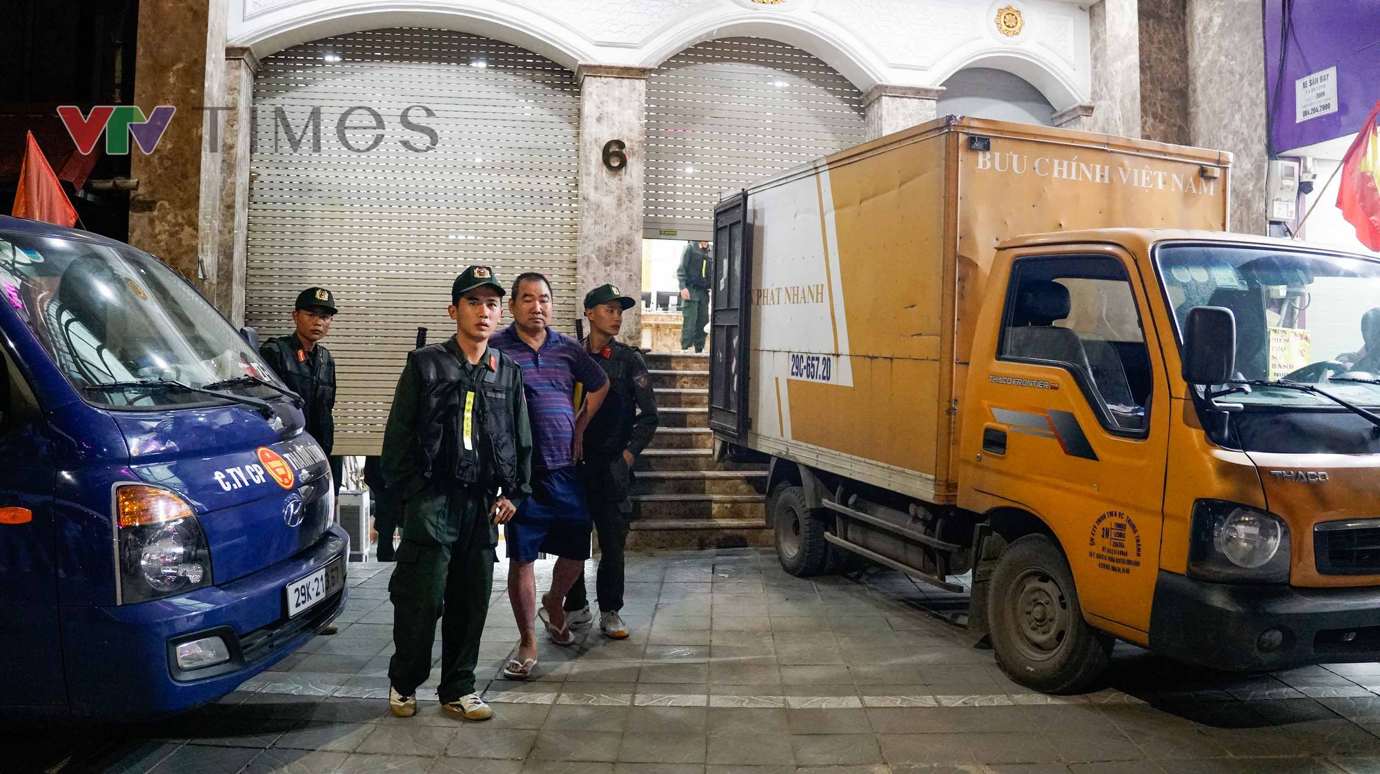 Công an làm việc suốt 8 tiếng ở Thẩm mỹ viện Mailisa Hà Nội, hàng chục thùng carton được chuyển ra- Ảnh 5.