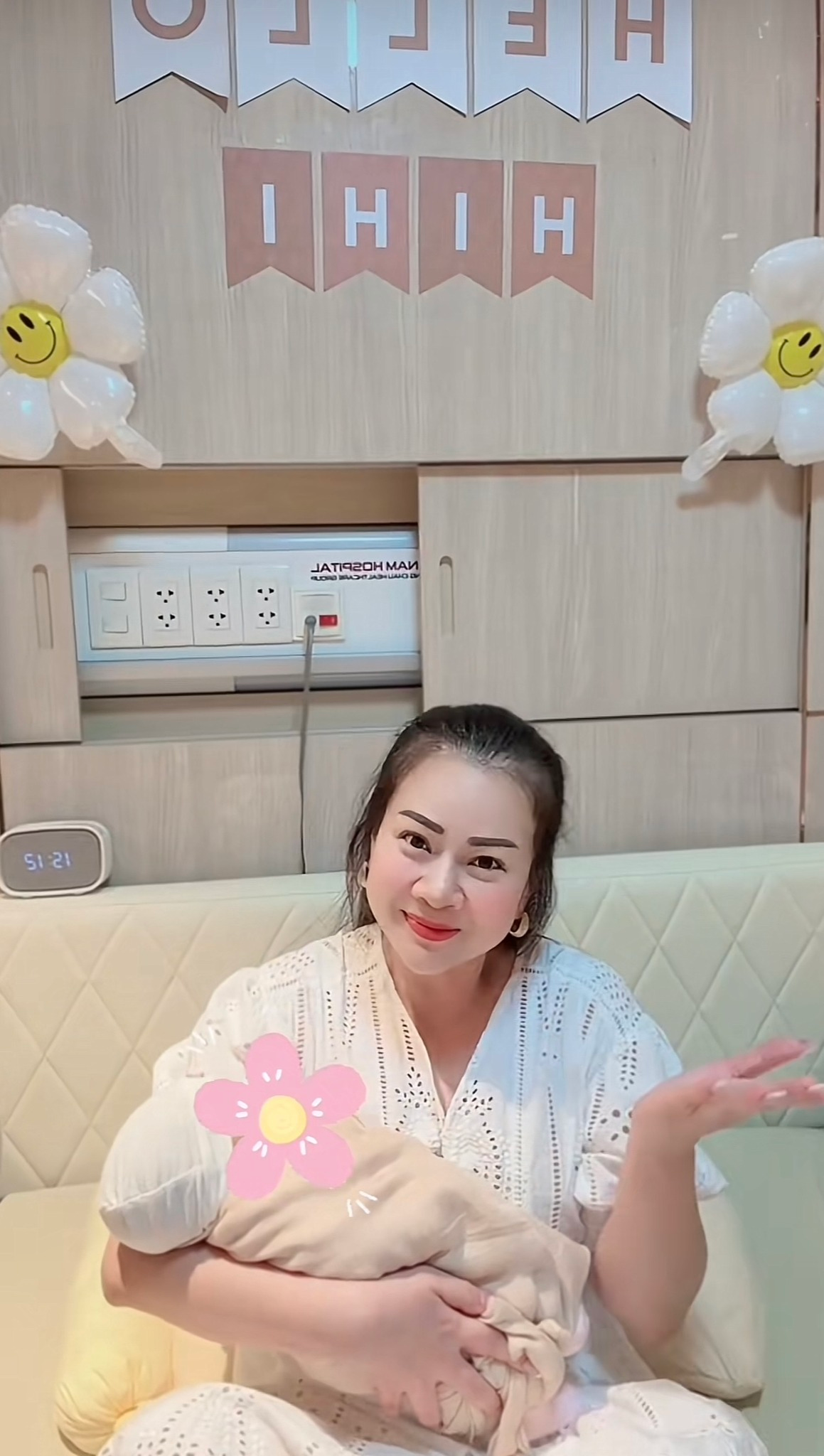 Ái nữ tiệm vàng lớn nhất miền Tây sinh con đầu lòng: Công chúa tiệm vàng đời thứ 3, cuộc sống vàng son từ trong nôi- Ảnh 2.