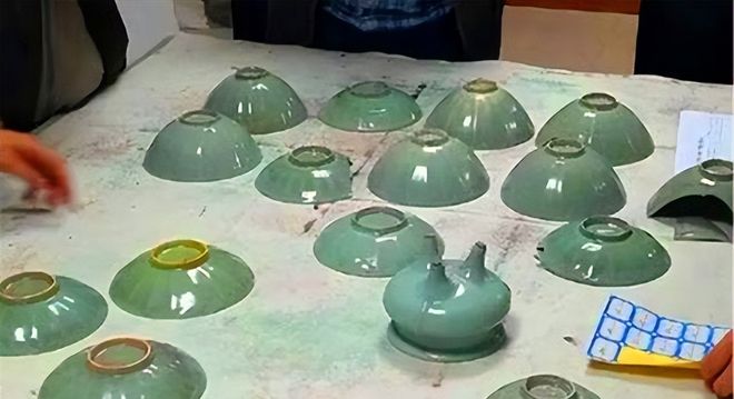 Phát hiện vật lạ khổng lồ dài 1m, đội thi công phải dừng khẩn cấp, cảnh sát phong tỏa hiện trường: Kho báu hơn 1.000 tỷ đồng lộ diện- Ảnh 5.