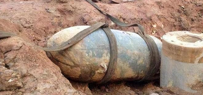 Phát hiện vật lạ khổng lồ dài 1m, đội thi công phải dừng khẩn cấp, cảnh sát phong tỏa hiện trường: Kho báu hơn 1.000 tỷ đồng lộ diện- Ảnh 2.