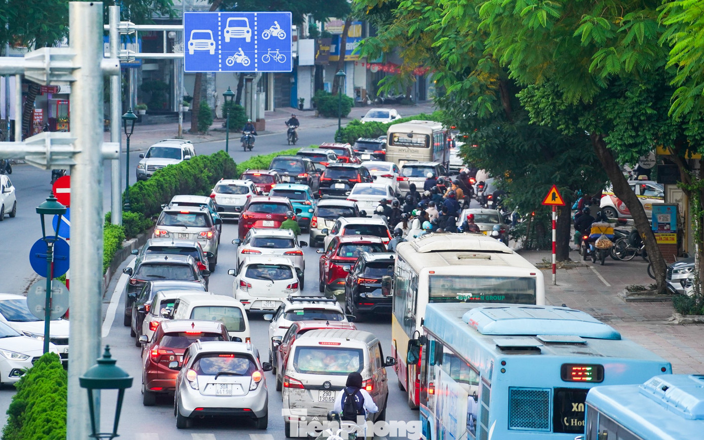 Hà Nội: Ùn tắc kéo dài tại các lối lên Cầu Vĩnh Tuy giờ cao điểm sáng- Ảnh 16.