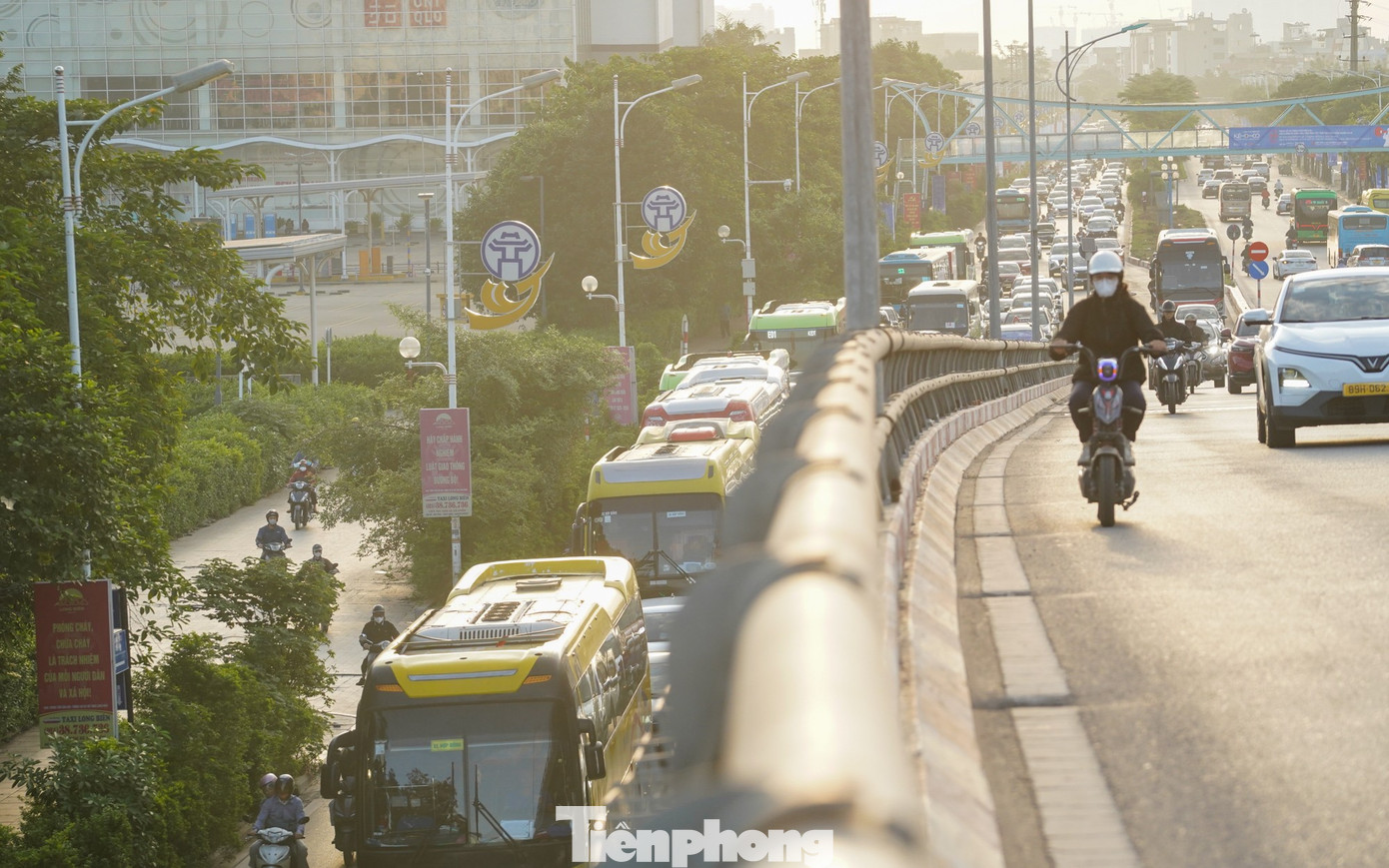 Hà Nội: Ùn tắc kéo dài tại các lối lên Cầu Vĩnh Tuy giờ cao điểm sáng- Ảnh 3.