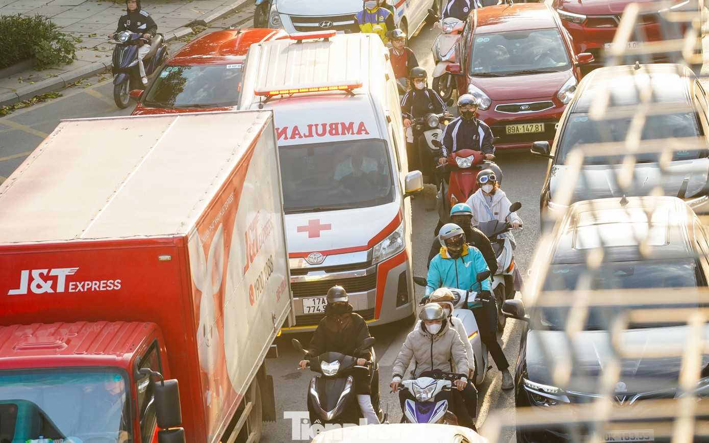 Hà Nội: Ùn tắc kéo dài tại các lối lên Cầu Vĩnh Tuy giờ cao điểm sáng- Ảnh 12.