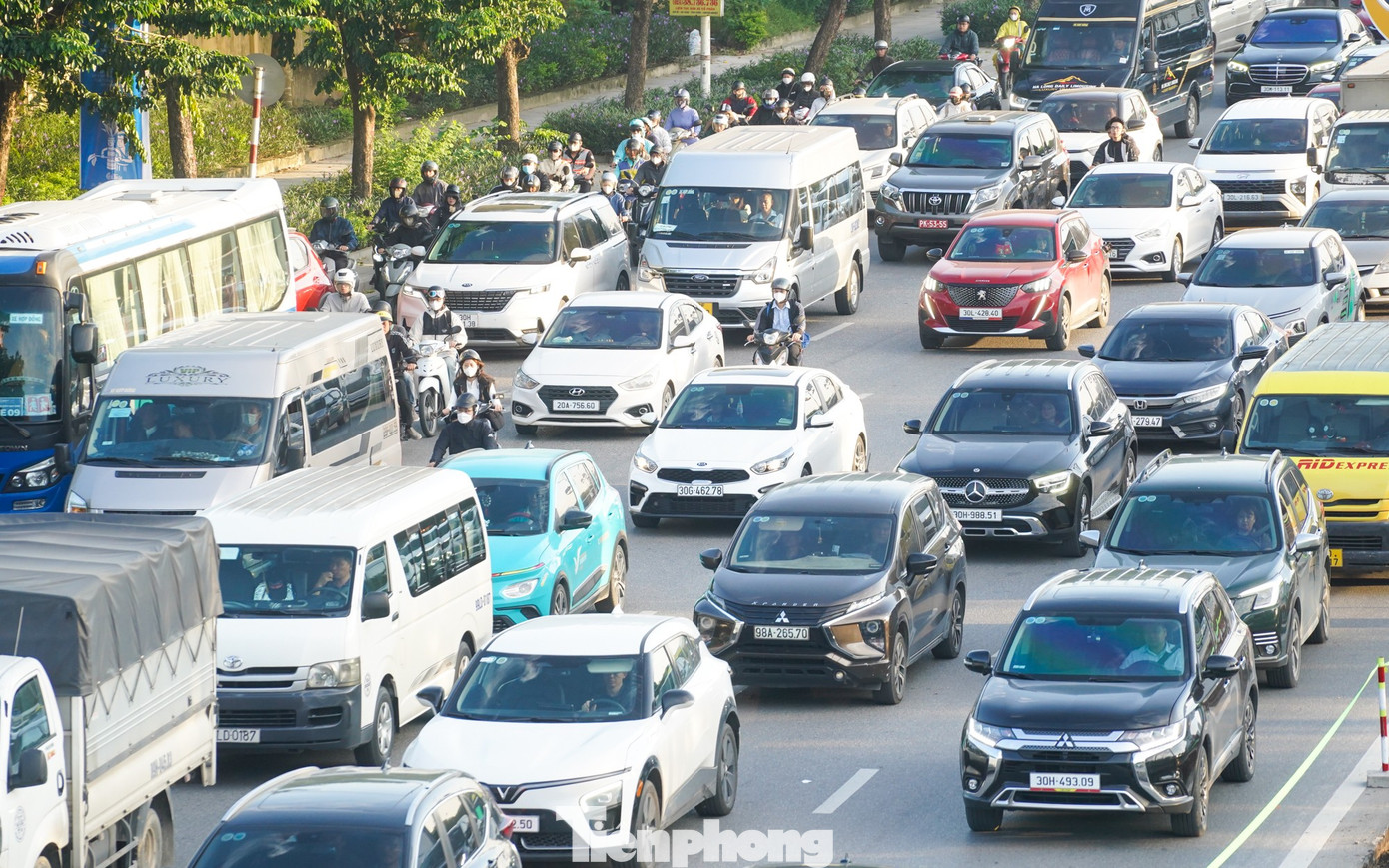 Hà Nội: Ùn tắc kéo dài tại các lối lên Cầu Vĩnh Tuy giờ cao điểm sáng- Ảnh 9.