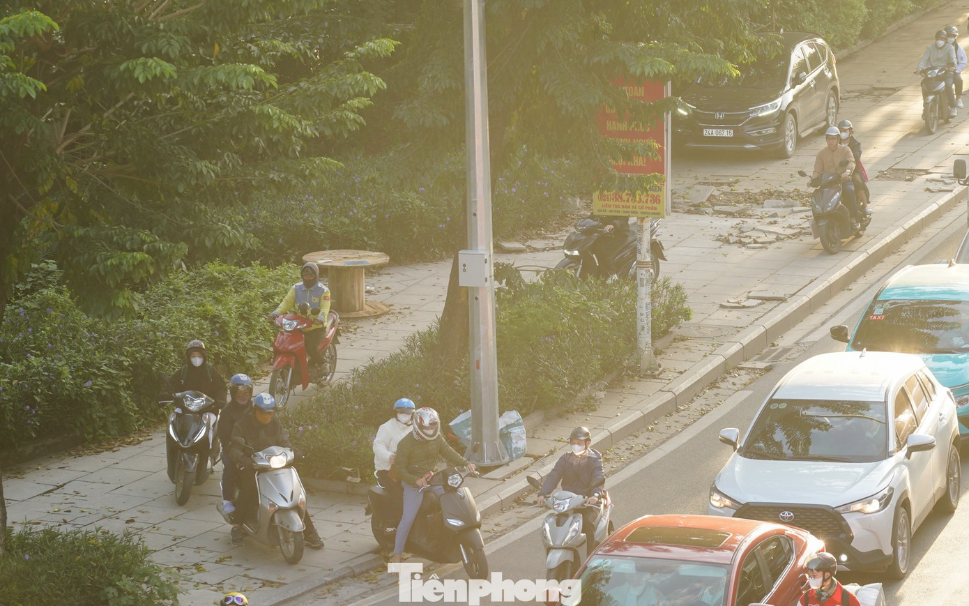 Hà Nội: Ùn tắc kéo dài tại các lối lên Cầu Vĩnh Tuy giờ cao điểm sáng- Ảnh 7.