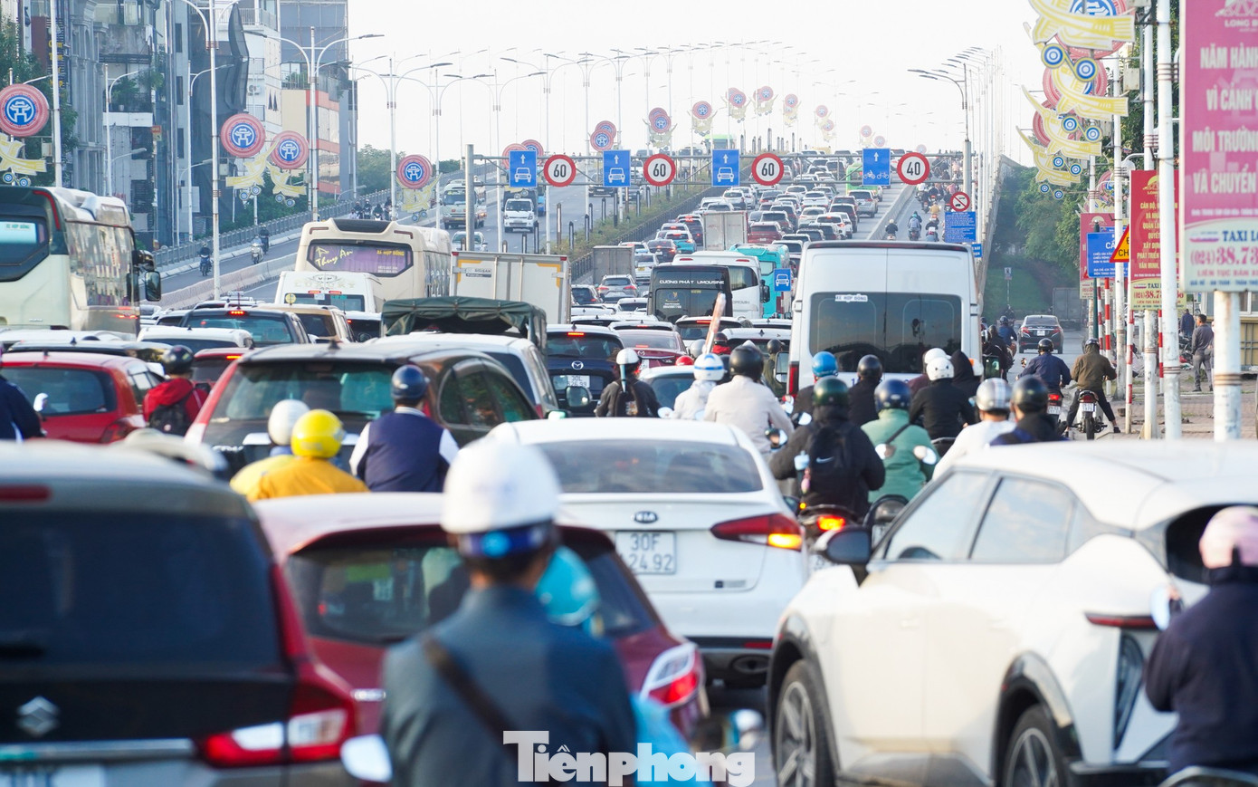 Hà Nội: Ùn tắc kéo dài tại các lối lên Cầu Vĩnh Tuy giờ cao điểm sáng- Ảnh 1.