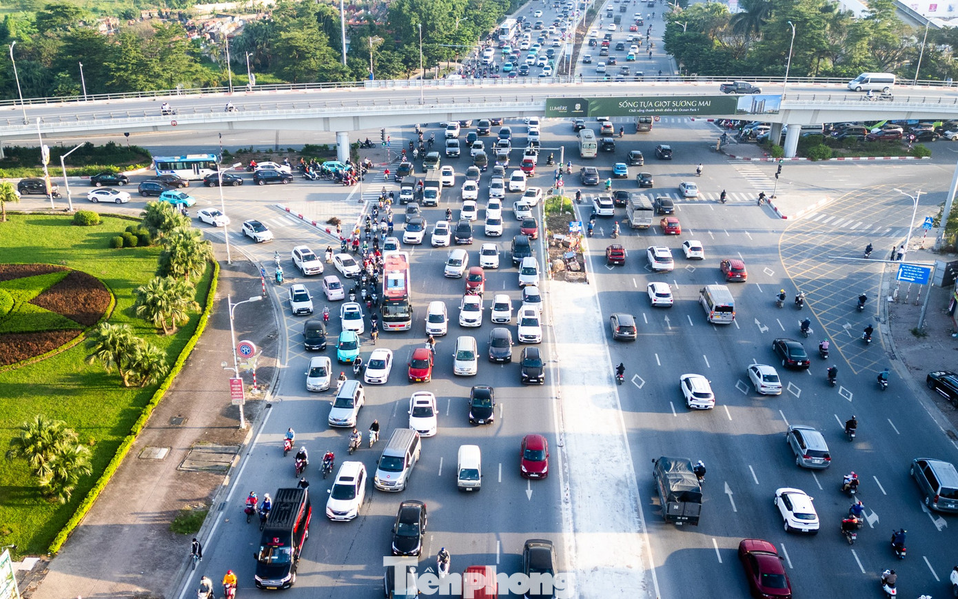 Hà Nội: Ùn tắc kéo dài tại các lối lên Cầu Vĩnh Tuy giờ cao điểm sáng- Ảnh 2.