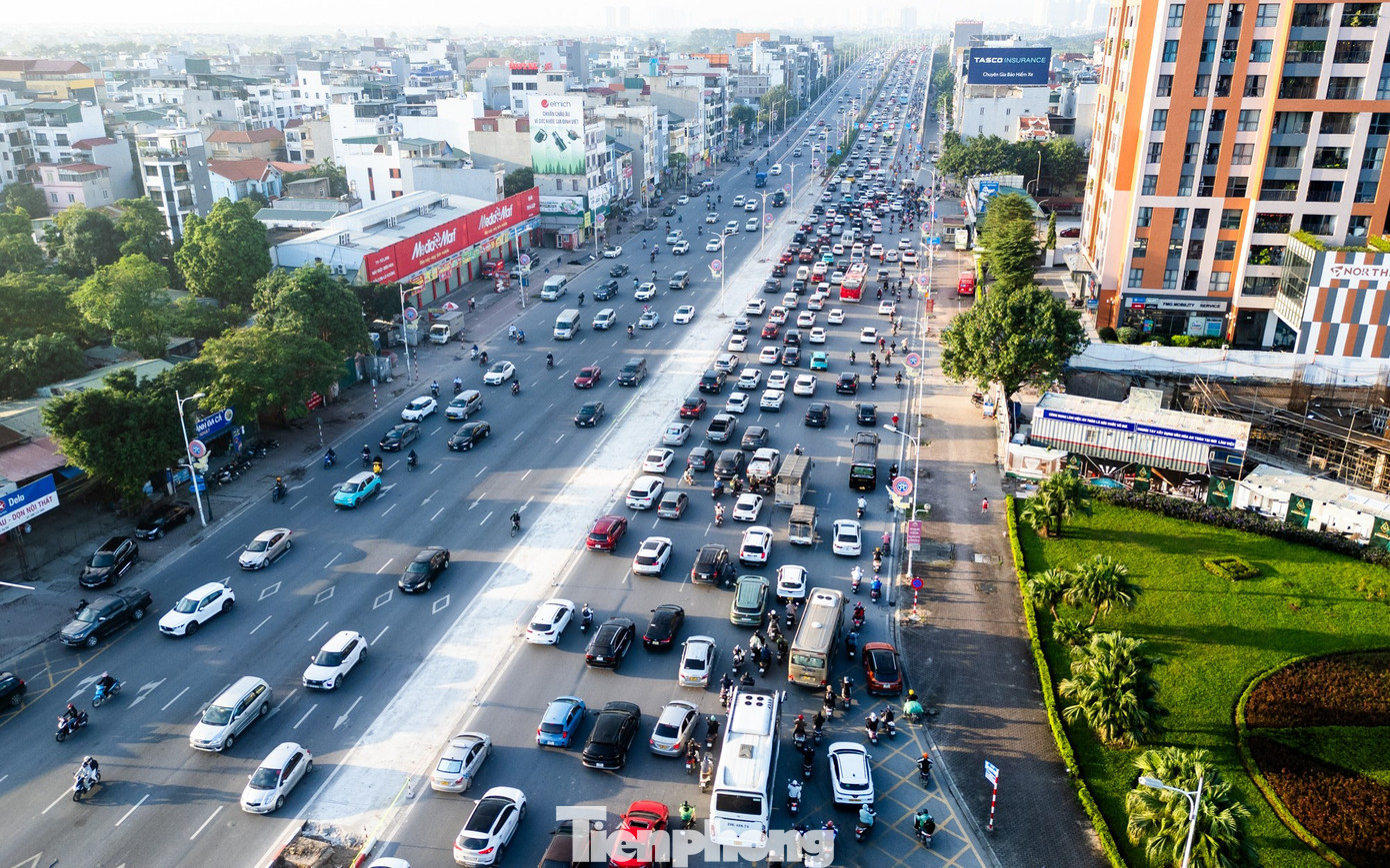 Hà Nội: Ùn tắc kéo dài tại các lối lên Cầu Vĩnh Tuy giờ cao điểm sáng- Ảnh 11.