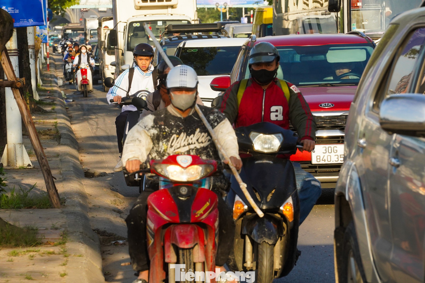 Hà Nội: Ùn tắc kéo dài tại các lối lên Cầu Vĩnh Tuy giờ cao điểm sáng- Ảnh 5.