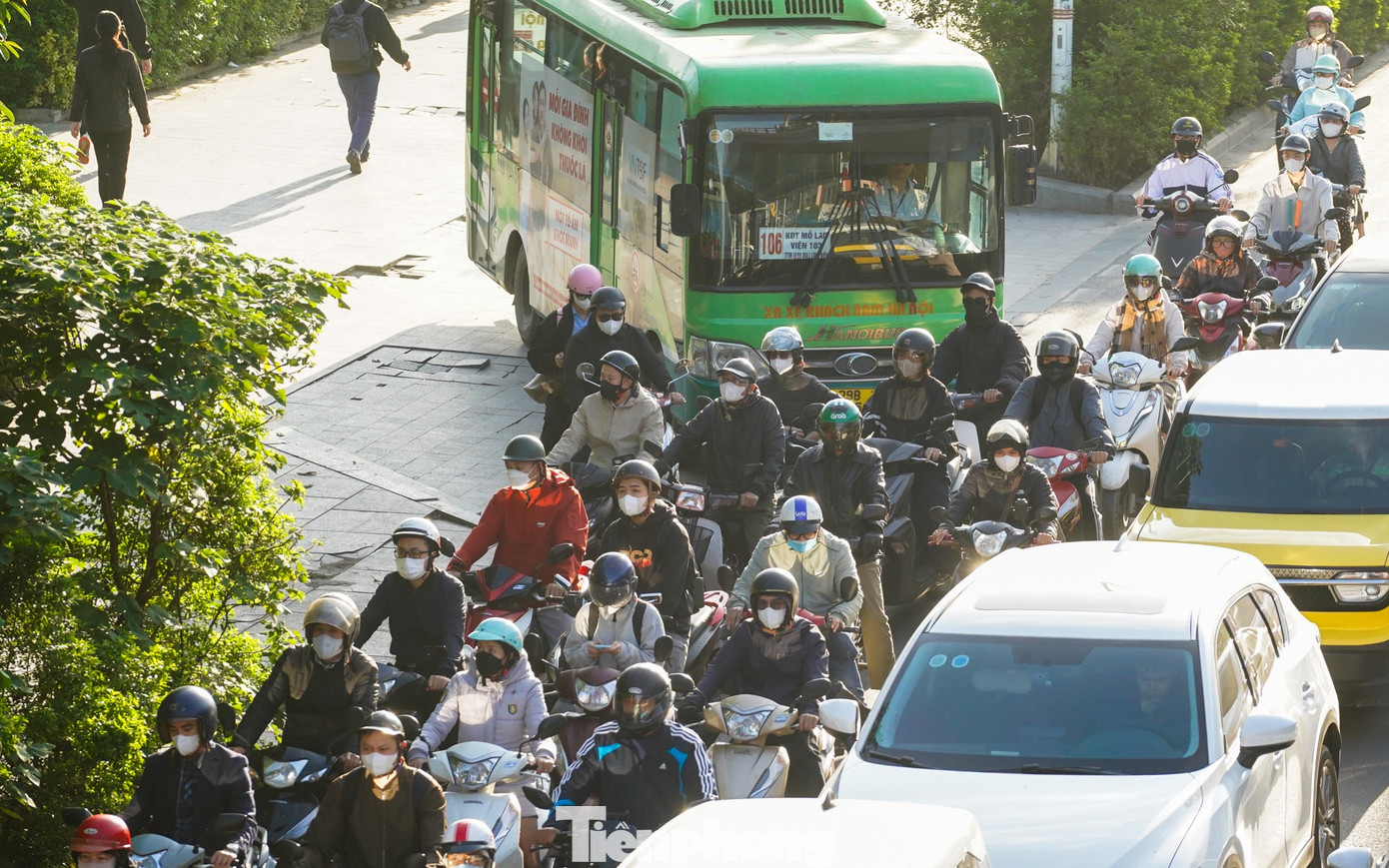 Hà Nội: Ùn tắc kéo dài tại các lối lên Cầu Vĩnh Tuy giờ cao điểm sáng- Ảnh 6.
