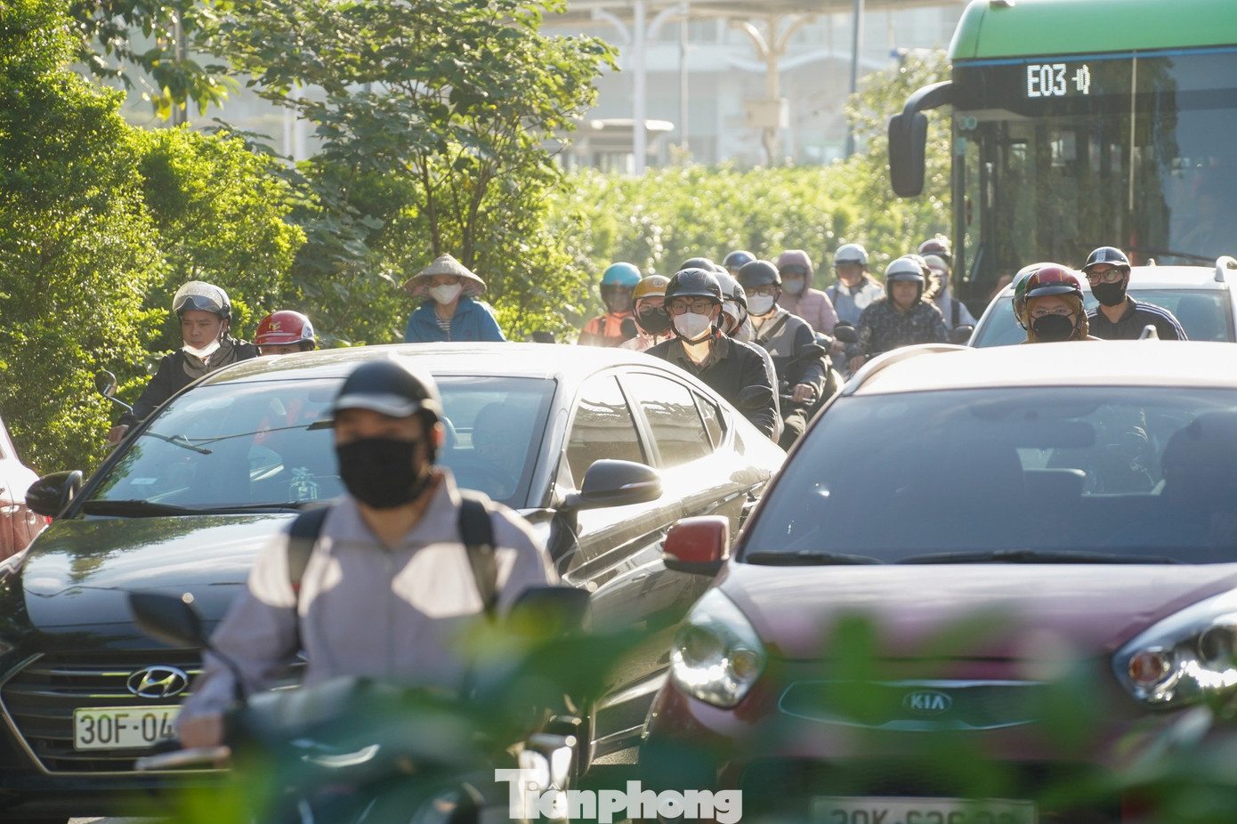 Hà Nội: Ùn tắc kéo dài tại các lối lên Cầu Vĩnh Tuy giờ cao điểm sáng- Ảnh 8.