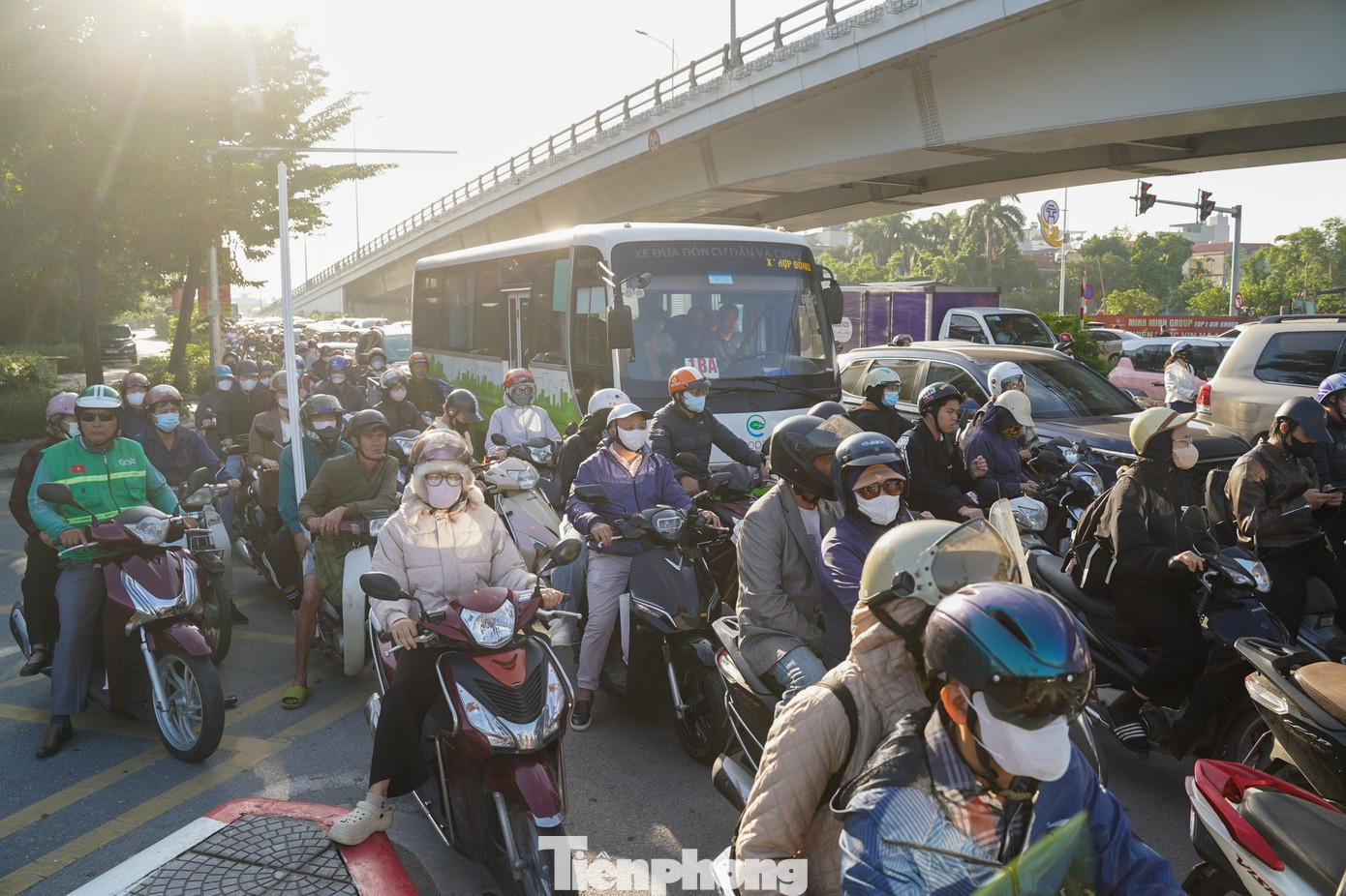 Hà Nội: Ùn tắc kéo dài tại các lối lên Cầu Vĩnh Tuy giờ cao điểm sáng- Ảnh 4.