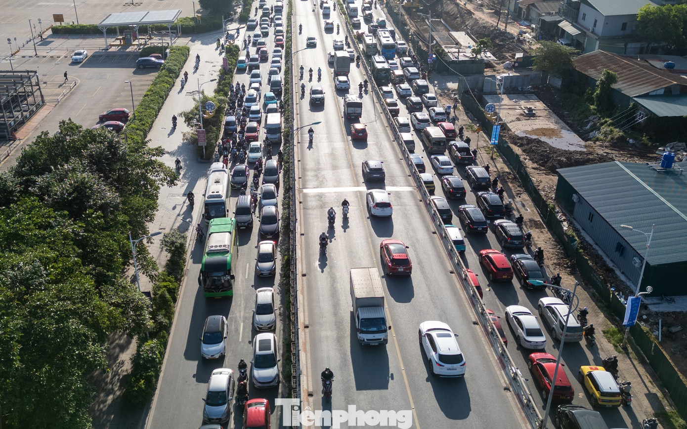 Hà Nội: Ùn tắc kéo dài tại các lối lên Cầu Vĩnh Tuy giờ cao điểm sáng- Ảnh 18.