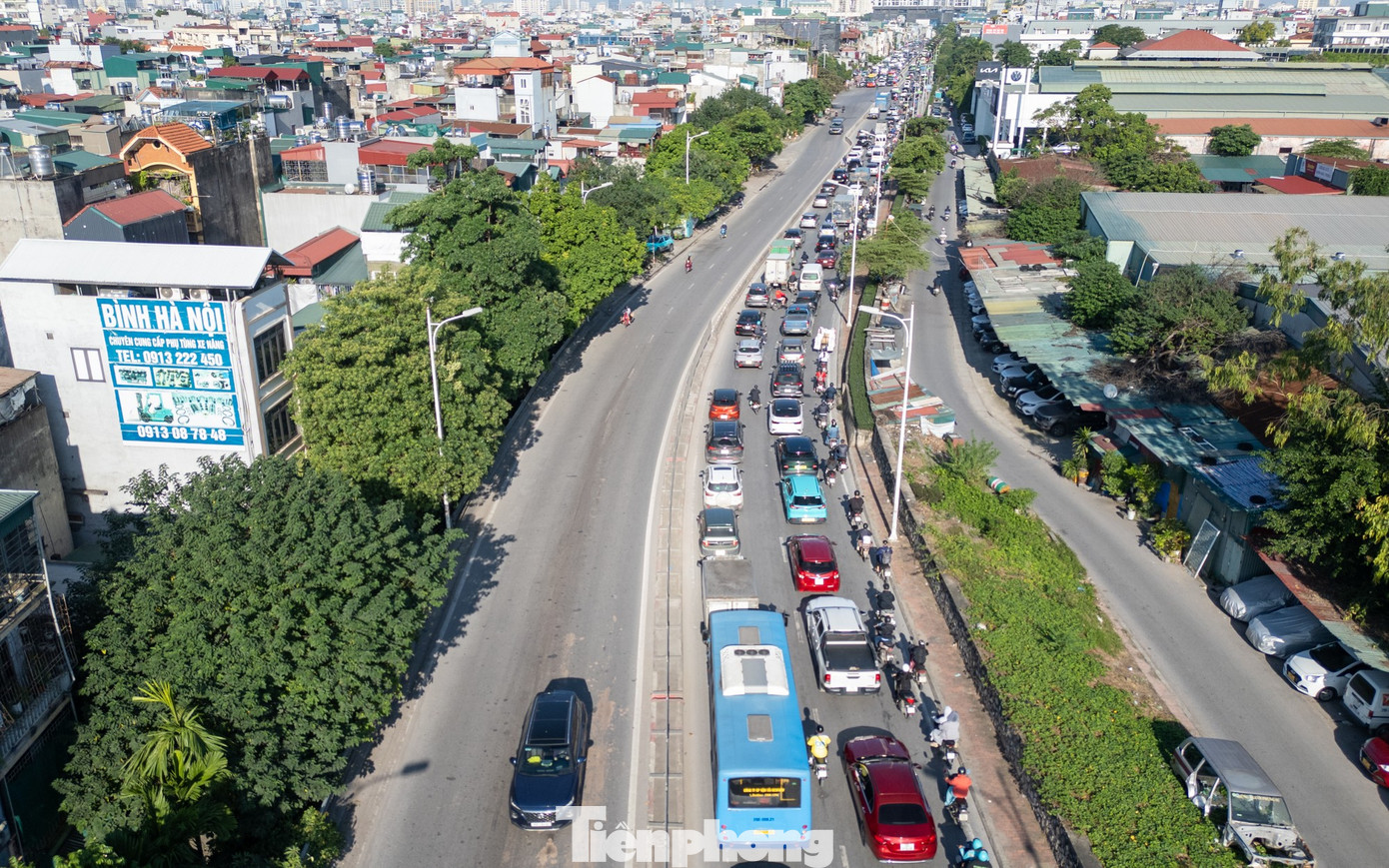 Hà Nội: Ùn tắc kéo dài tại các lối lên Cầu Vĩnh Tuy giờ cao điểm sáng- Ảnh 19.