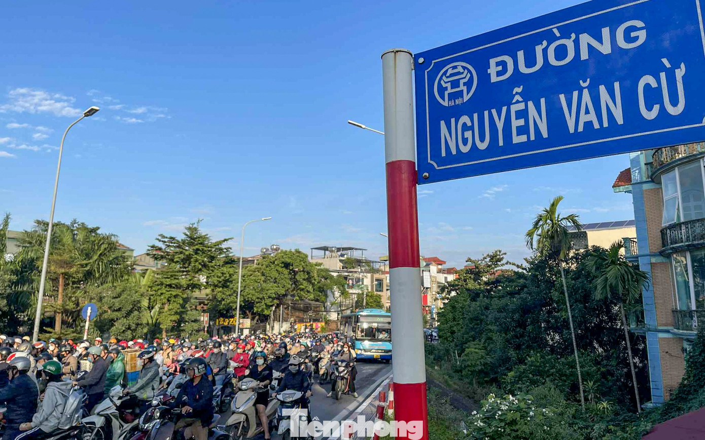 Hà Nội: Ùn tắc kéo dài tại các lối lên Cầu Vĩnh Tuy giờ cao điểm sáng- Ảnh 15.