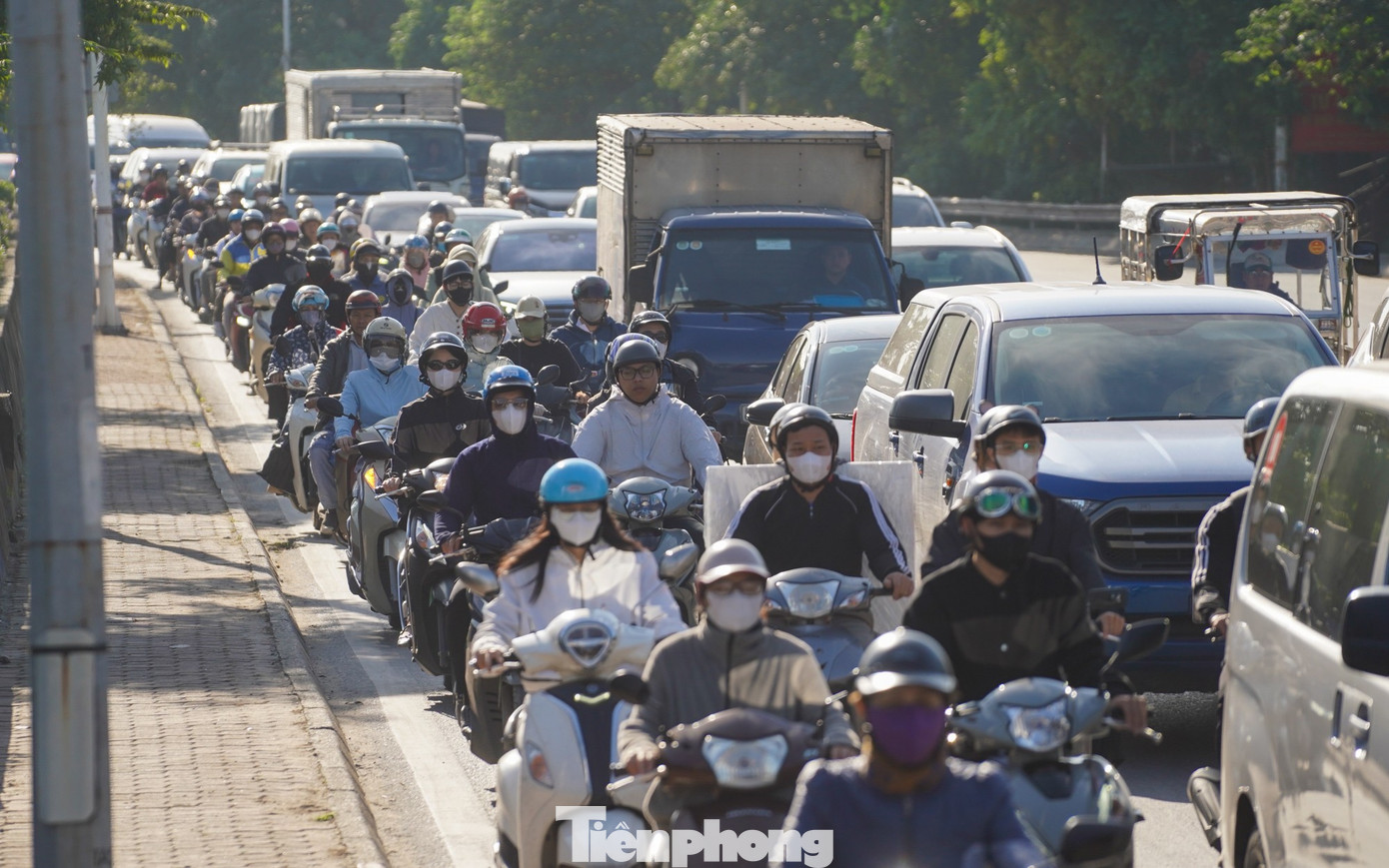Hà Nội: Ùn tắc kéo dài tại các lối lên Cầu Vĩnh Tuy giờ cao điểm sáng- Ảnh 20.