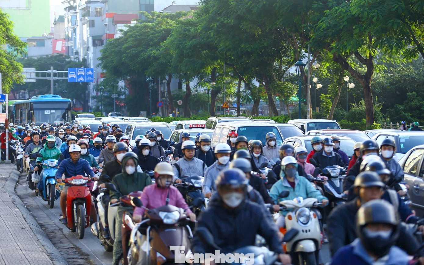 Hà Nội: Ùn tắc kéo dài tại các lối lên Cầu Vĩnh Tuy giờ cao điểm sáng- Ảnh 14.