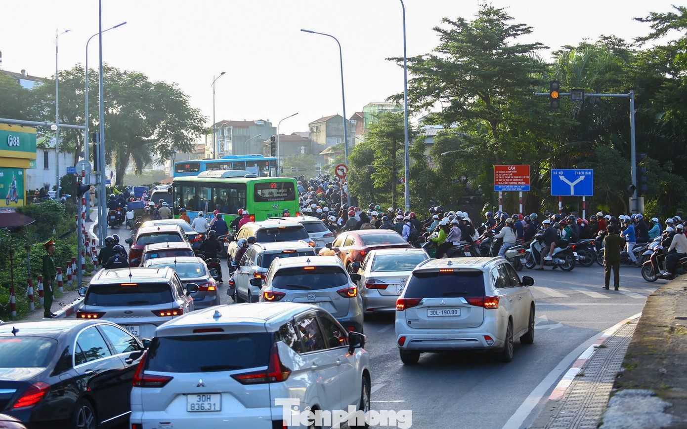Hà Nội: Ùn tắc kéo dài tại các lối lên Cầu Vĩnh Tuy giờ cao điểm sáng- Ảnh 13.