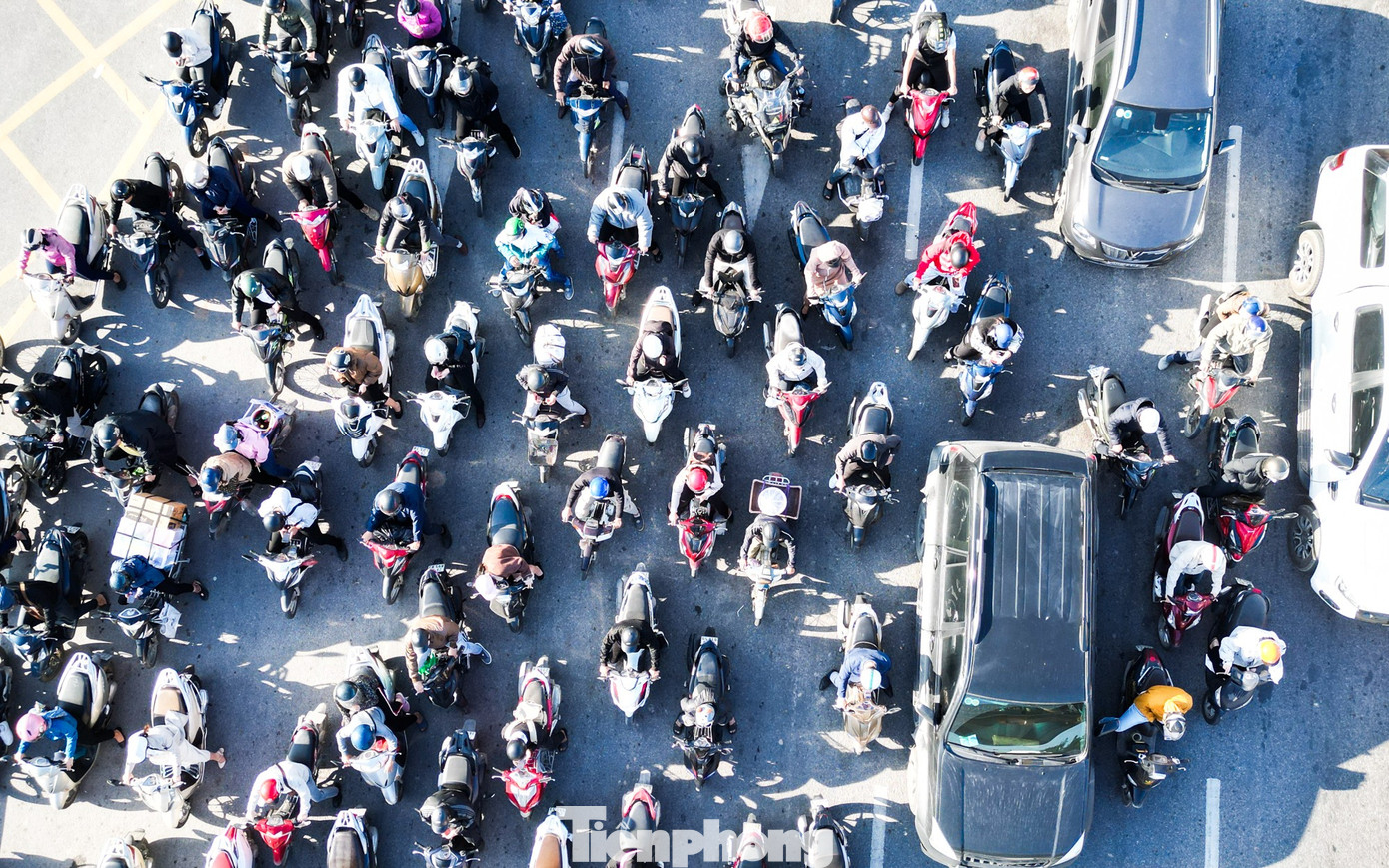 Hà Nội: Ùn tắc kéo dài tại các lối lên Cầu Vĩnh Tuy giờ cao điểm sáng- Ảnh 10.