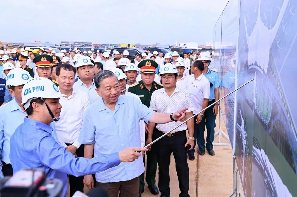 Kiểm tra siêu sân bay 16 tỷ USD lớn nhất Việt Nam, Tổng Bí thư nhấn mạnh 'không thể chậm trễ được, chậm ngày nào là đất nước thiệt ngày ấy'- Ảnh 1. Kiểm tra siêu sân bay 16 tỷ USD lớn nhất Việt Nam, Tổng Bí thư nhấn mạnh 'không thể chậm trễ được, chậm ngày nào là đất nước thiệt ngày ấy'- Ảnh 1.