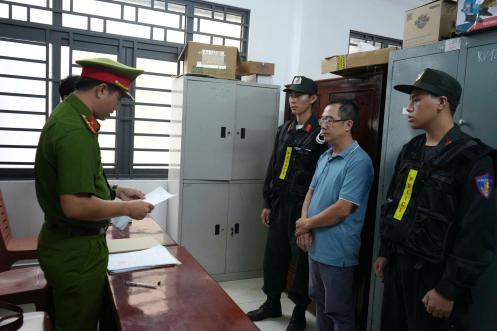 Bắt Nguyễn Quốc Trưởng - nguyên giám đốc ngân hàng và 2 cán bộ- Ảnh 1. Bắt Nguyễn Quốc Trưởng - nguyên giám đốc ngân hàng và 2 cán bộ- Ảnh 1.