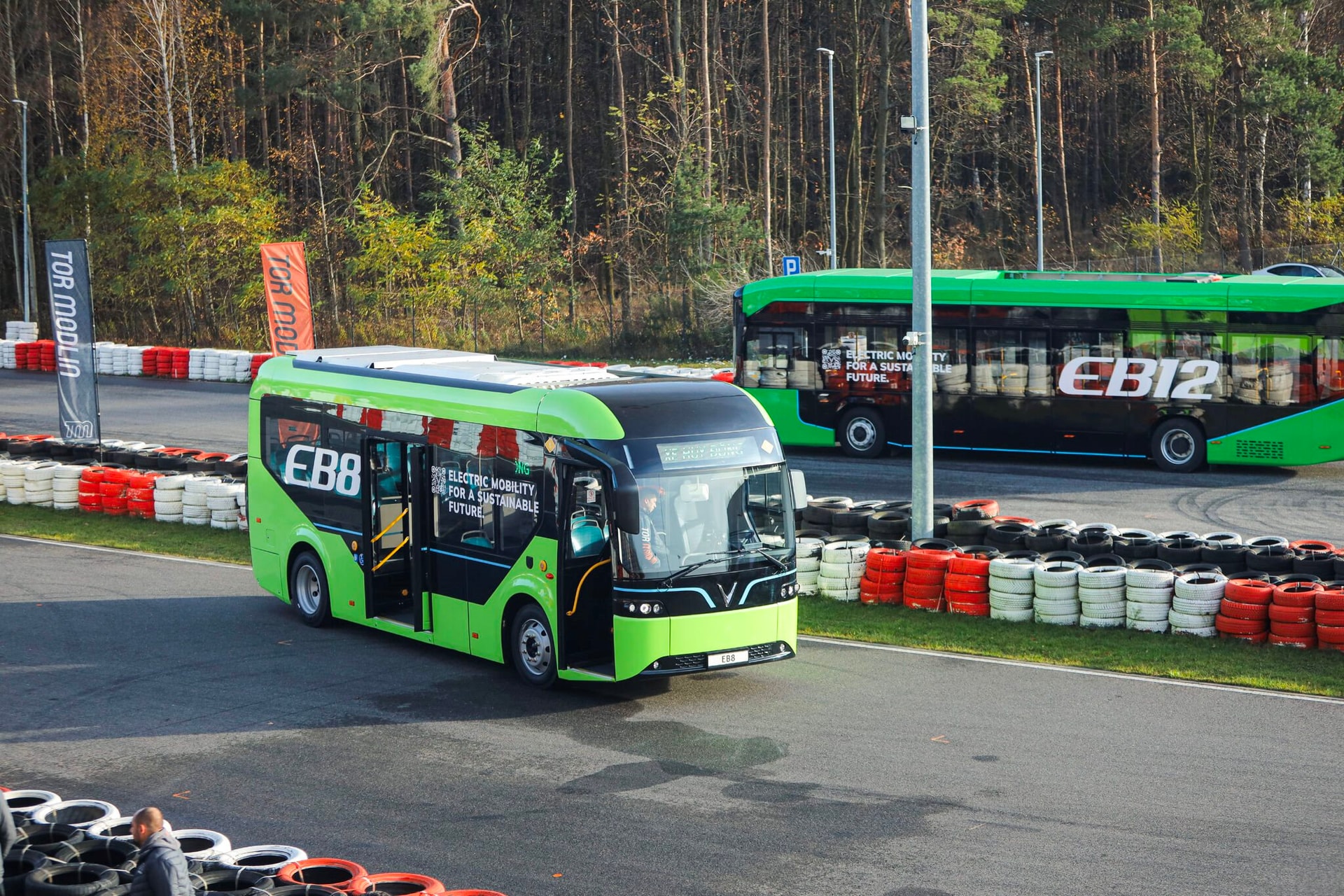 Hai chiếc xe điện VinFast mới tinh xuất hiện ở một trường đua châu Âu: Sắp mở bán tại nước sát Ukraine- Ảnh 5.