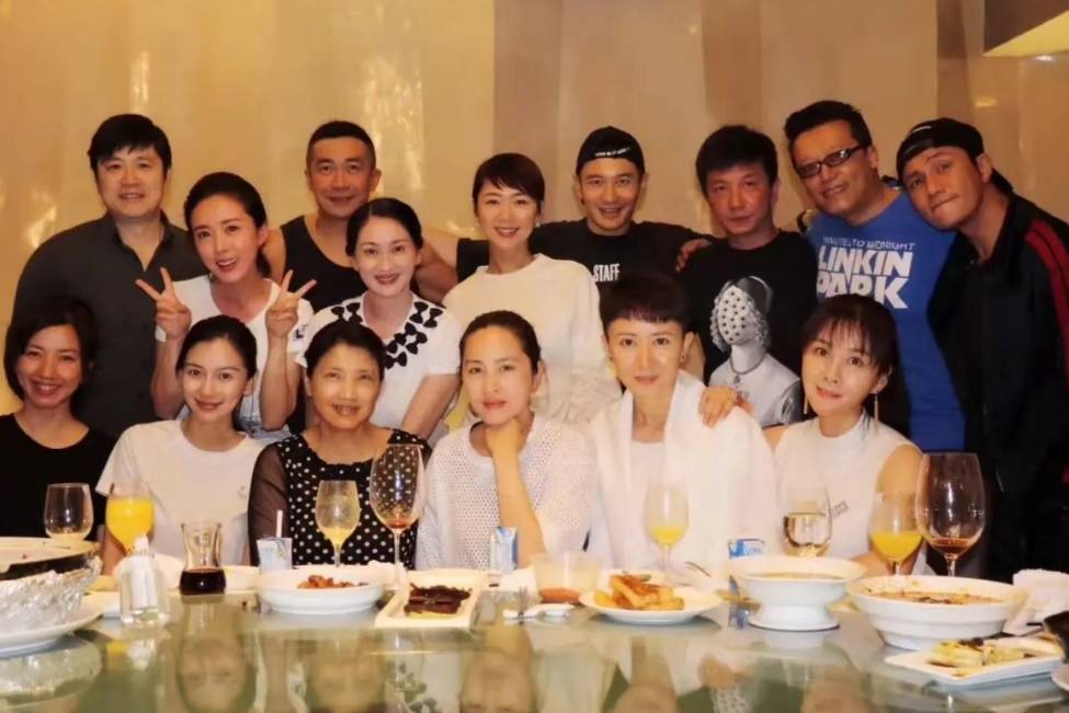 Doanh nhân từ Mỹ bỏ hết công việc về nước họp lớp, mời 18 bạn ai ngờ 36 người xuất hiện, hôm sau cả lớp kéo nhau ra tòa- Ảnh 1.