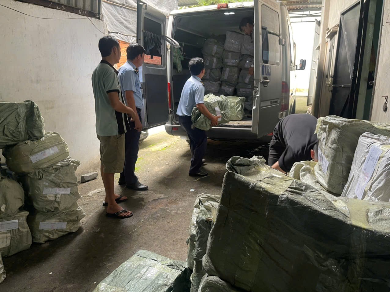 Phát hiện kho kẹo dẻo hơn 1 tấn không nhãn mác, bán tràn lan trên mạng- Ảnh 2.