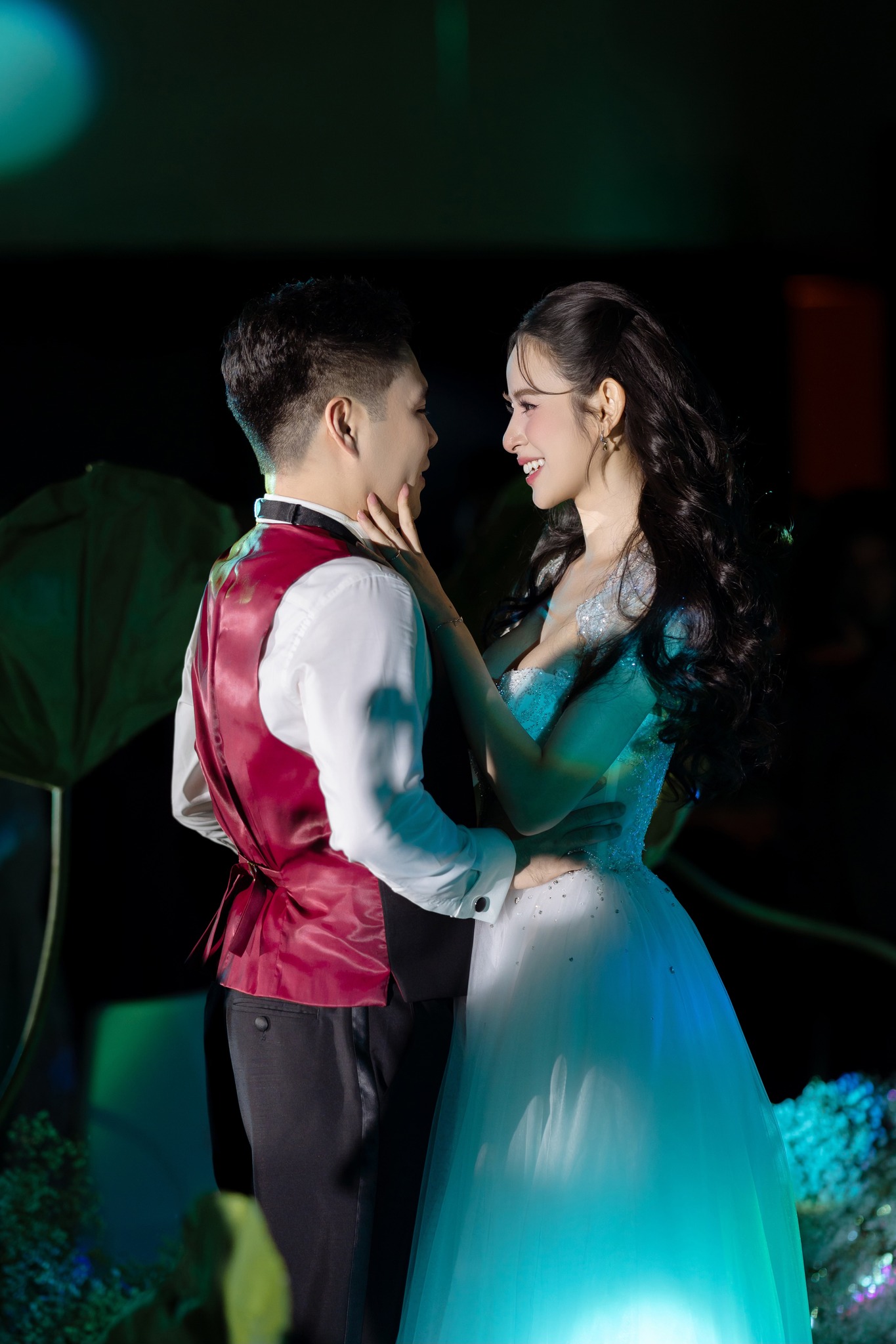 Khoảnh khắc hiếm: Bố chồng Hương Liên phát biểu trong đám cưới, nói gì mà con dâu bật khóc?- Ảnh 6. Khoảnh khắc hiếm: Bố chồng Hương Liên phát biểu trong đám cưới, nói gì mà con dâu bật khóc?- Ảnh 6.