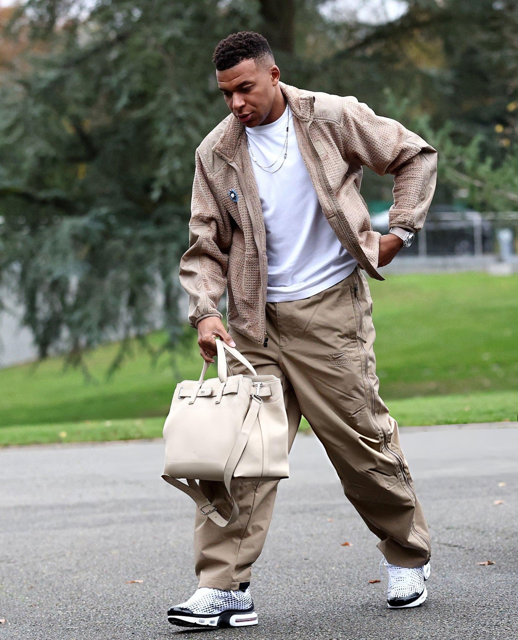 MXH bất ngờ về đội bóng mặc đẹp nhất thế giới: Biết cầu thủ giàu rồi nhưng trình chơi đồ hiệu quá "khét"- Ảnh 1.