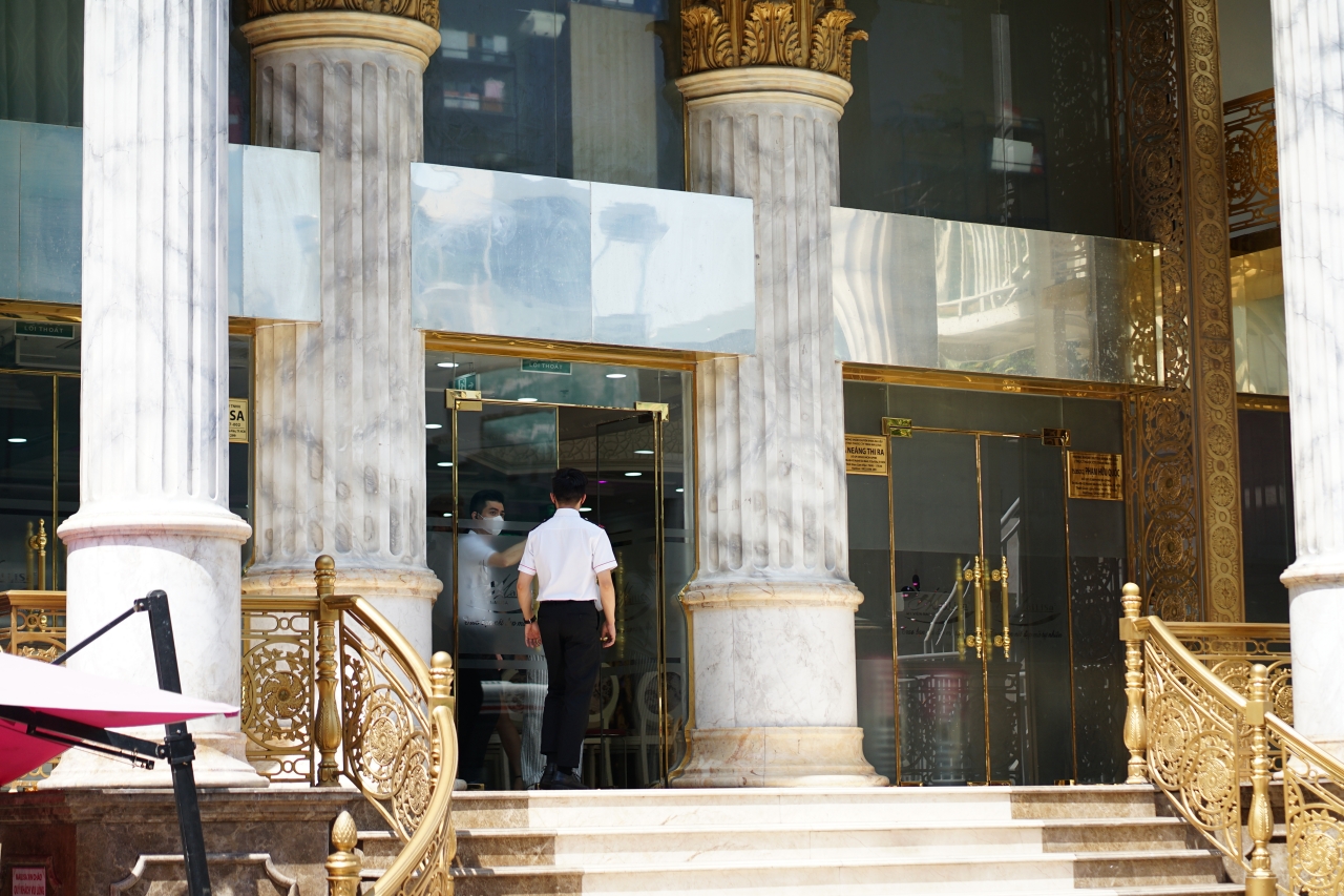 Thẩm mỹ viện Mailisa ở TP.HCM sau khi bị khám xét: Khách hàng, nhân viên vẫn ra vào liên tục- Ảnh 2. Thẩm mỹ viện Mailisa ở TP.HCM sau khi bị khám xét: Khách hàng, nhân viên vẫn ra vào liên tục- Ảnh 2.