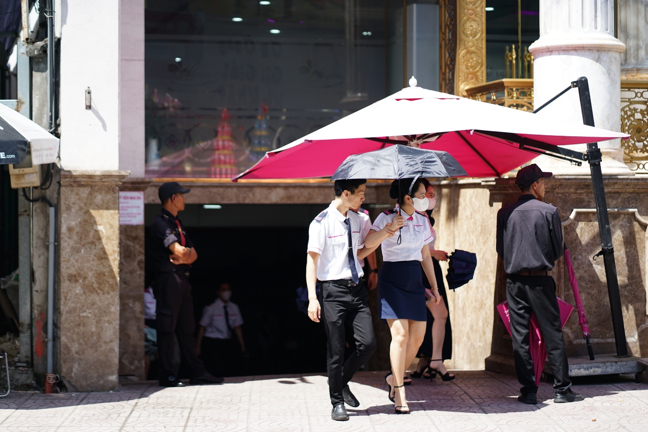 Thẩm mỹ viện Mailisa ở TP.HCM sau khi bị khám xét: Khách hàng, nhân viên vẫn ra vào liên tục- Ảnh 6. Thẩm mỹ viện Mailisa ở TP.HCM sau khi bị khám xét: Khách hàng, nhân viên vẫn ra vào liên tục- Ảnh 6.