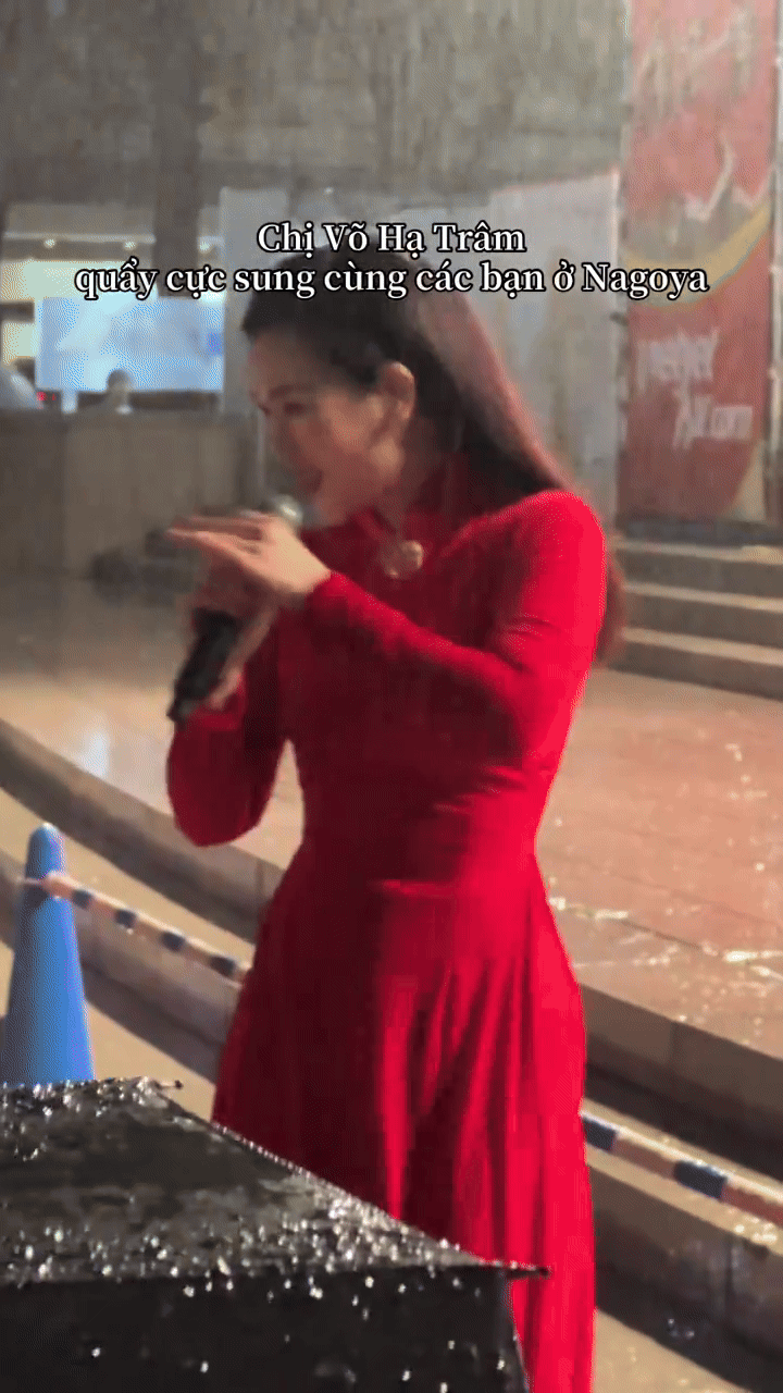 Trình của nữ ca sĩ đắt show bậc nhất: Hát dưới mưa rào rét run, miệng thở ra khói mà giọng vẫn cực nét- Ảnh 3. Trình của nữ ca sĩ đắt show bậc nhất: Hát dưới mưa rào rét run, miệng thở ra khói mà giọng vẫn cực nét- Ảnh 3.