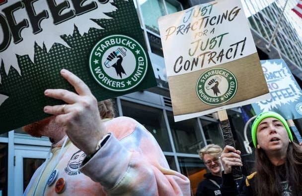 Nhân viên Starbucks đồng loạt đình công vì kiệt sức, 65 cửa hàng 'đóng băng' đúng mùa lễ hội- Ảnh 1.