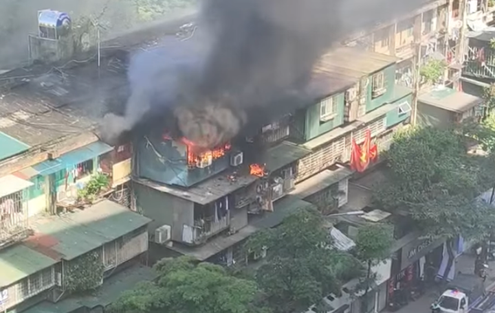 Cháy căn hộ khu tập thể cũ ở Hà Nội, khói lửa bốc ngùn ngụt- Ảnh 1.