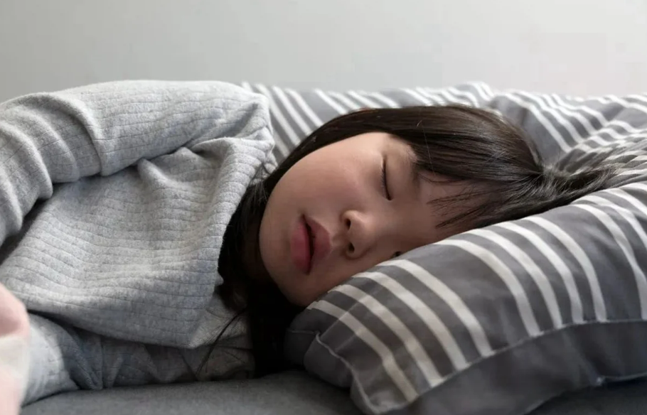 Trẻ có IQ cao, thông minh hơn người thường có 3 sở thích kỳ quặc này khi ngủ: Nếu con bạn có đủ thì xin chúc mừng- Ảnh 2.