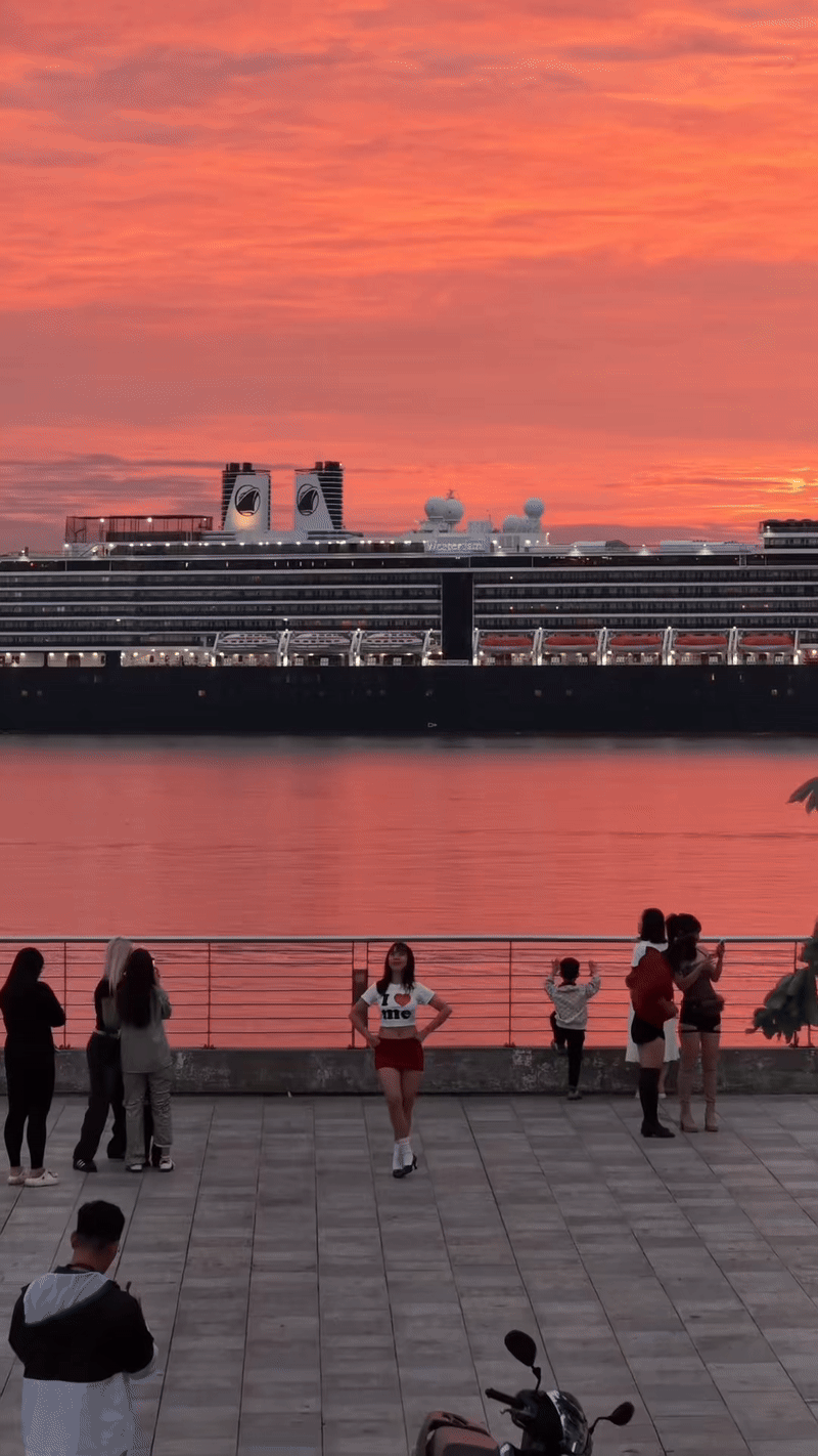 Khung cảnh ở Hạ Long ngay lúc này khiến nhiều người tò mò, nhận xét: 