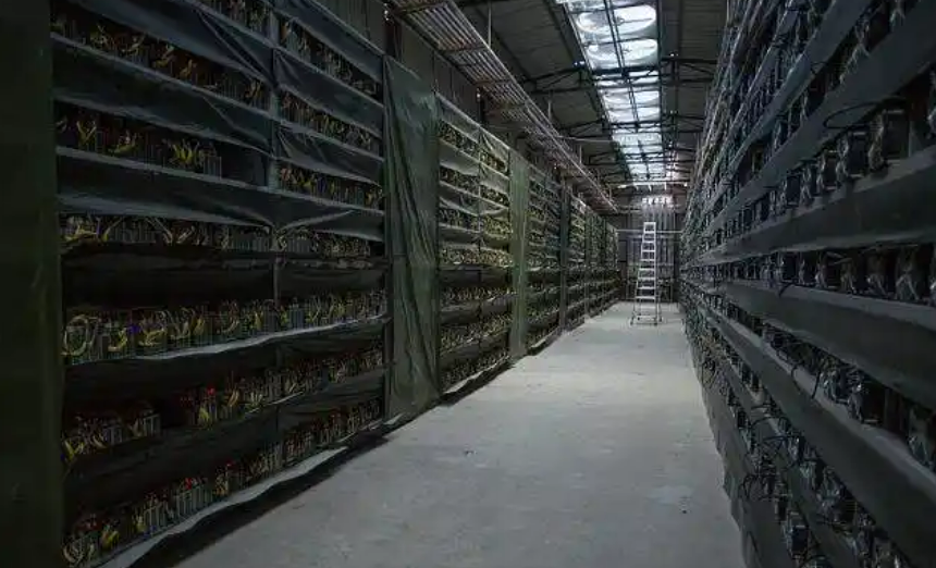 Đột kích căn hộ cho thuê có 80 chiếc máy tính hoạt động 24/24, phát hiện bí mật động trời sau số tiền điện hơn 2,2 tỷ đồng/năm- Ảnh 1. Đột kích căn hộ cho thuê có 80 chiếc máy tính hoạt động 24/24, phát hiện bí mật động trời sau số tiền điện hơn 2,2 tỷ đồng/năm- Ảnh 1.