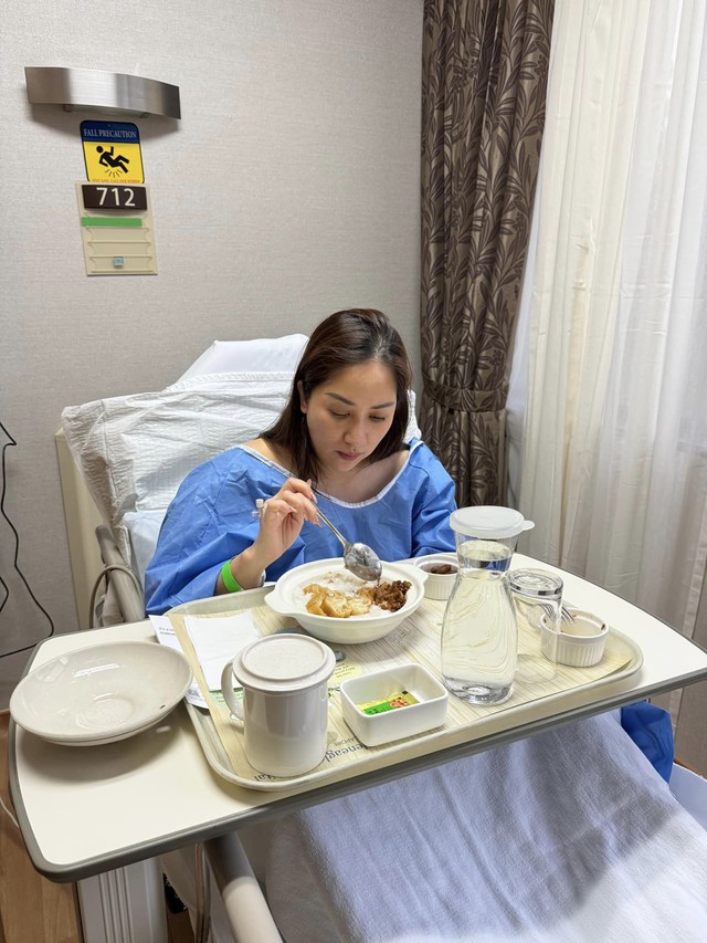 Khánh Thi đi chữa bệnh- Ảnh 3. Khánh Thi đi chữa bệnh- Ảnh 3.