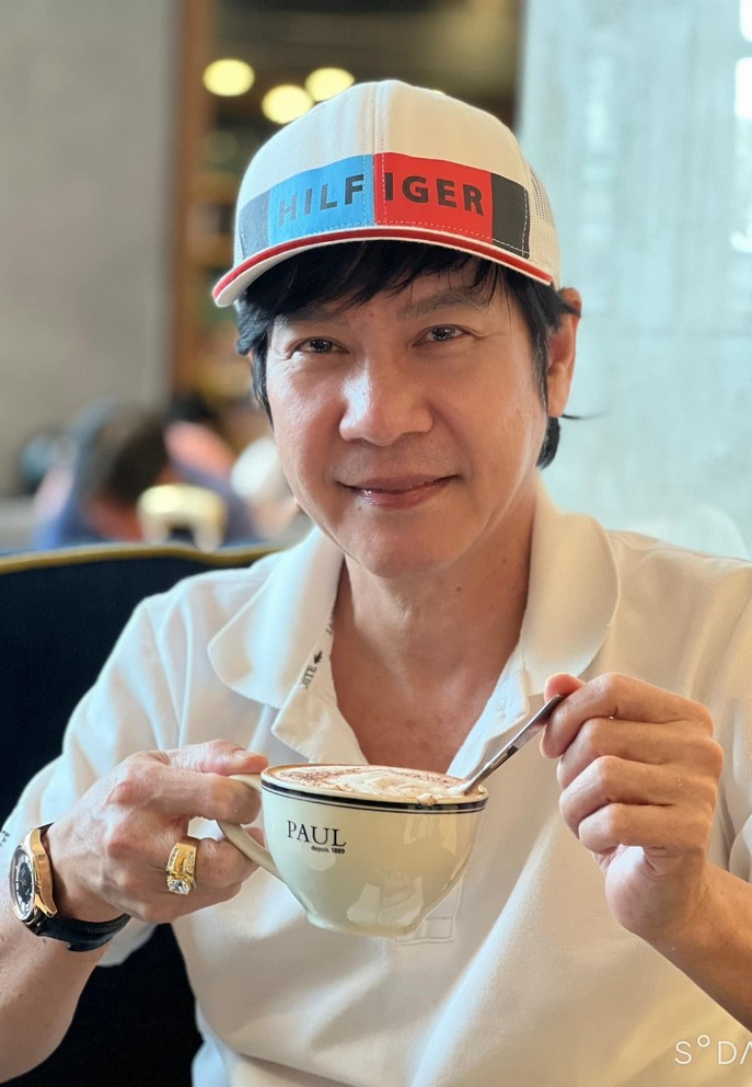 Nam nghệ sĩ 61 tuổi được vợ kém gần 30 tuổi xem như báu vật: Thích ở nhà dọn dẹp, nấu nướng, giặt giũ- Ảnh 1. Nam nghệ sĩ 61 tuổi được vợ kém gần 30 tuổi xem như báu vật: Thích ở nhà dọn dẹp, nấu nướng, giặt giũ- Ảnh 1.