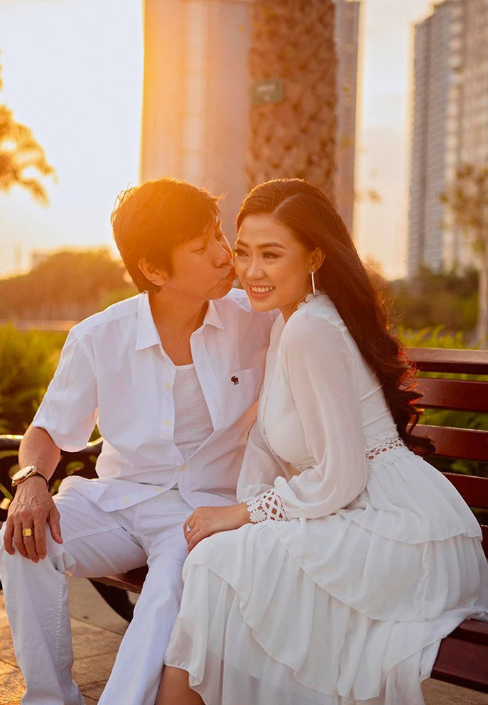 Nam nghệ sĩ 61 tuổi được vợ kém gần 30 tuổi xem như báu vật: Thích ở nhà dọn dẹp, nấu nướng, giặt giũ- Ảnh 2. Nam nghệ sĩ 61 tuổi được vợ kém gần 30 tuổi xem như báu vật: Thích ở nhà dọn dẹp, nấu nướng, giặt giũ- Ảnh 2.